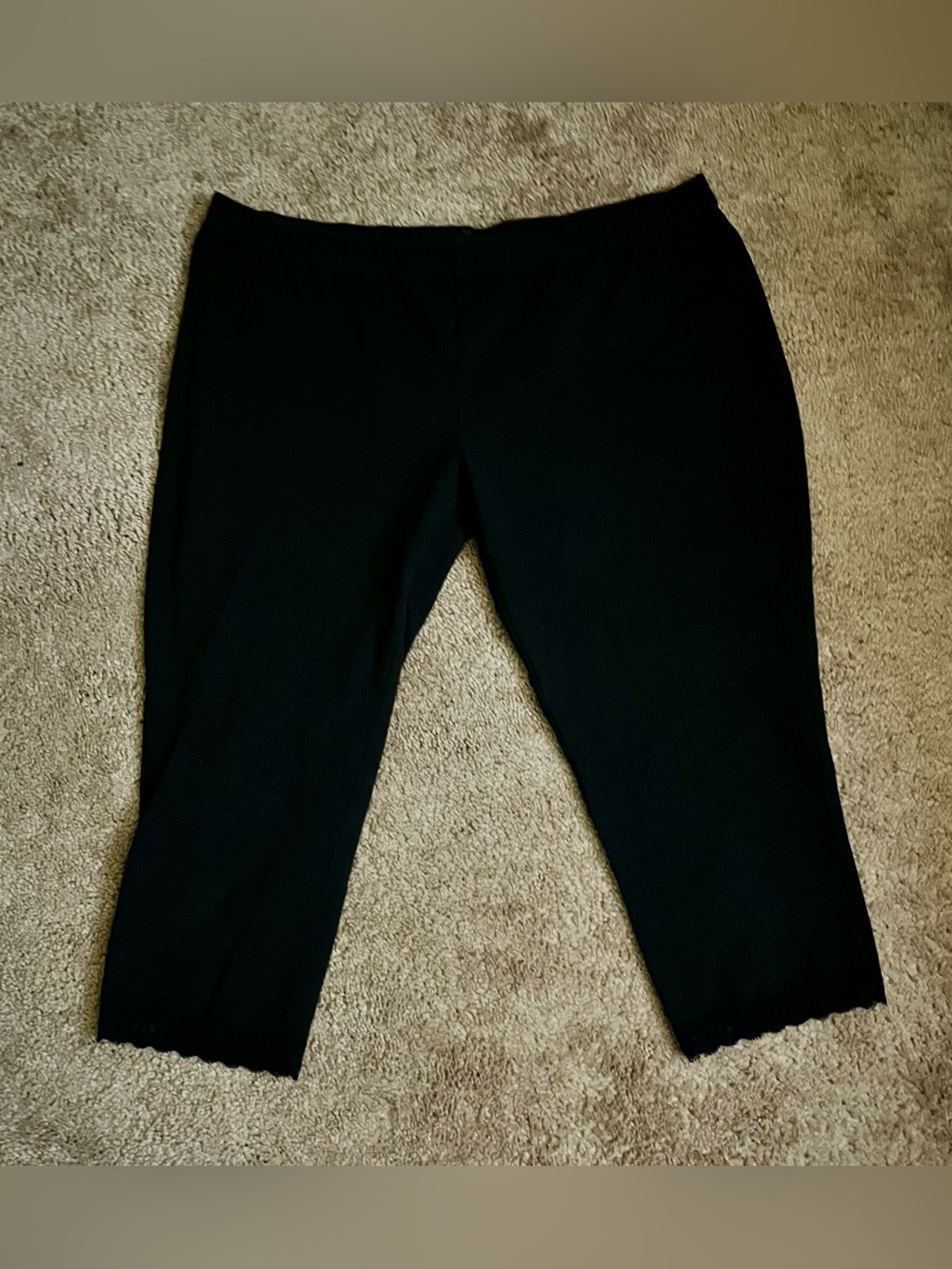No Boundaries Black Capri Leggings with Scalloped Hem